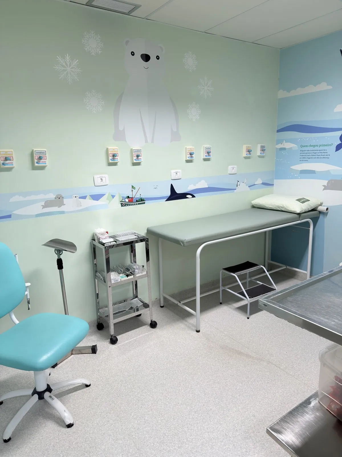 Sala de coleta infantil do Laboratório Unimed Itapeva com decoração lúdica
