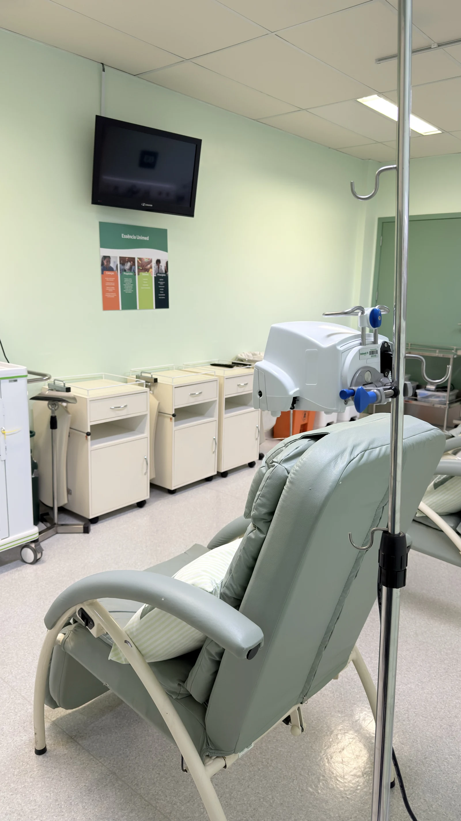Sala de quimioterapia do Hospital Unimed Itapeva com poltrona reclinável e mesas de apoio
