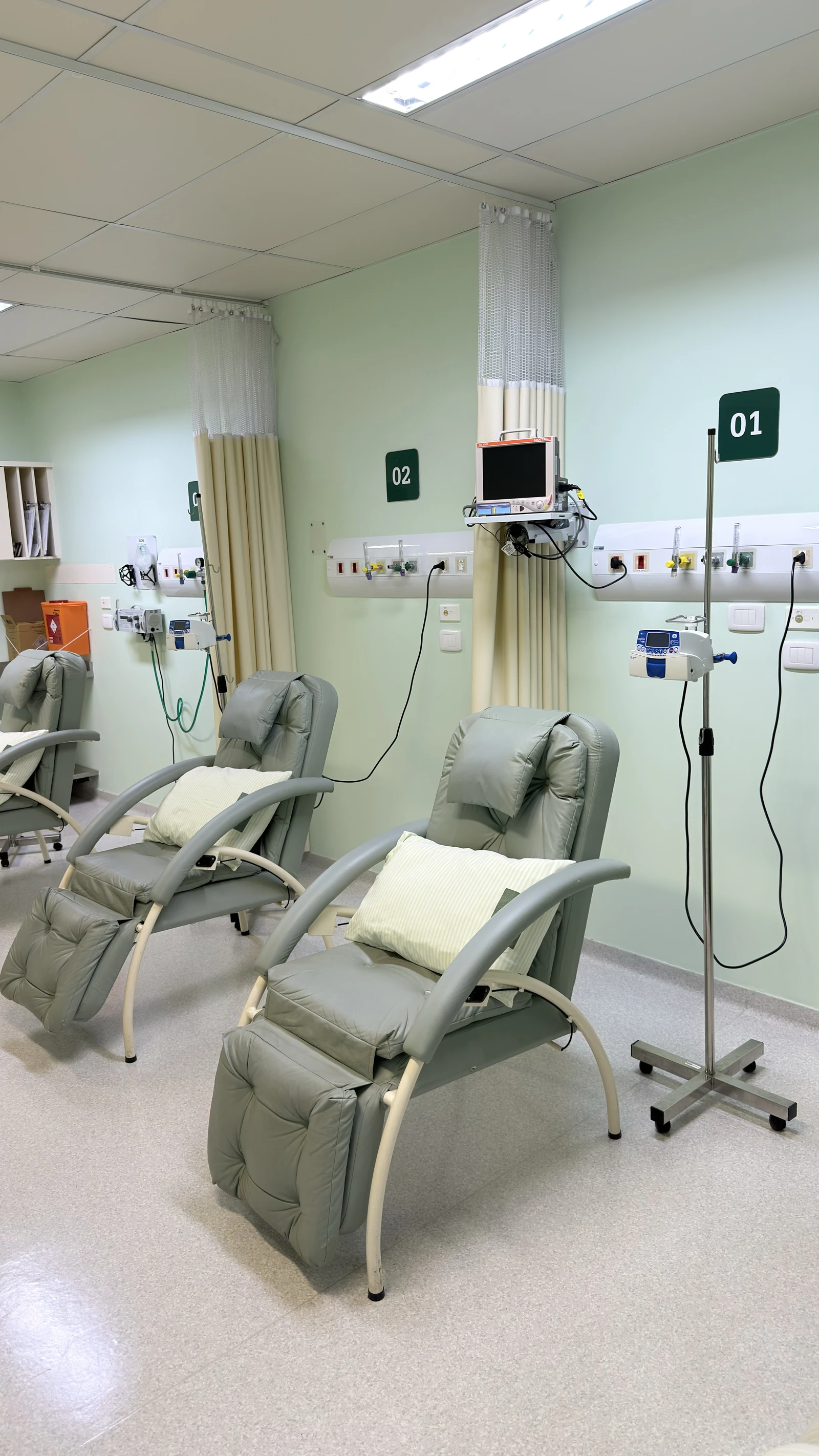 Sala de quimioterapia do Hospital Unimed Itapeva com poltronas reclináveis numeradas